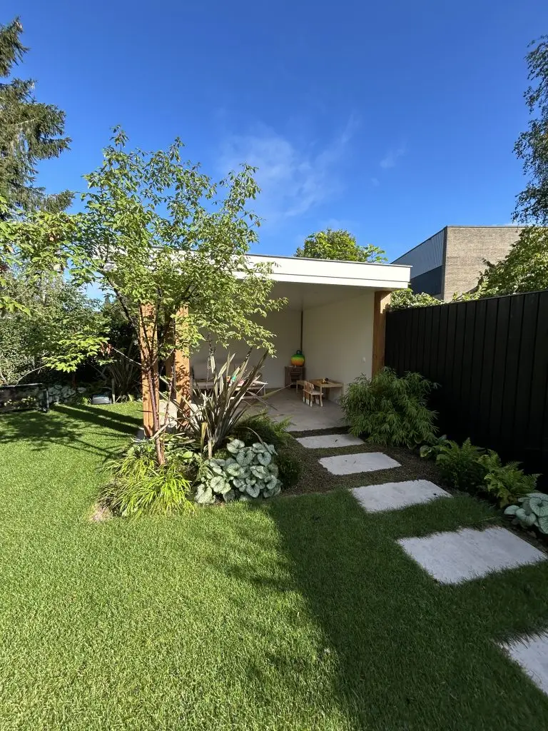 Maatwerk overkapping in tuin met moderne afwerking