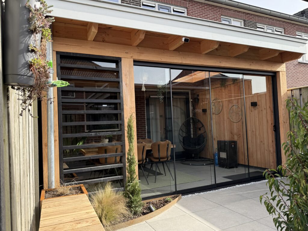 veranda/overkappingmet glazenschuifwanden in Wierden