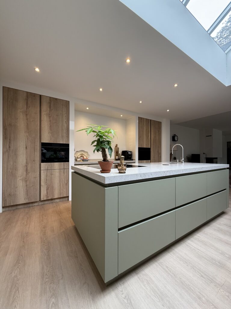 Keuken op maat Wierden met kookeiland en natuurstenen werkblad